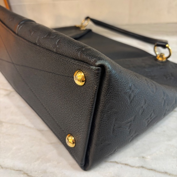 Louis Vuitton V Tote MM Noir - Picture 9 of 16